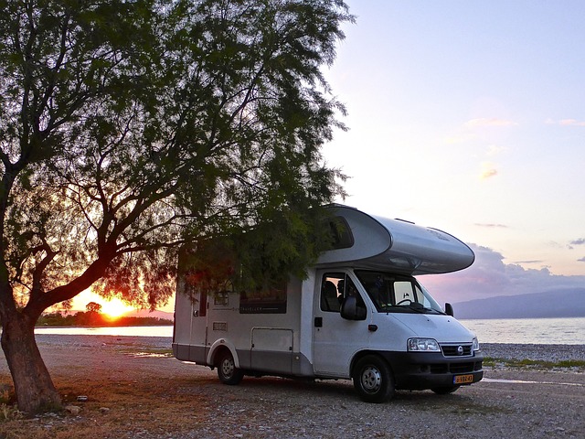 <H2> Consejos para viajar en autocaravana con niños  Evidentemente, es algo más complicado viajar en autocaravana con niños porque necesitan una serie de cuidados y atenciones que un adulto no. Por esta razón, el vehículo tendrá que estar adaptado y perfectamente equipado. Y por supuesto, las rutas más complejas será mejor dejarlas para cualquier otro momento.   <H3> Cómo debe ser la autocaravana por dentro  Centrándonos en el interior de las autocaravanas, estas deben ser lo suficientemente amplias como para que quepan todos los pasajeros. Si sois una familia formada por dos adultos y dos niños, procurad que cuando compréis o alquiléis una autocaravana, tenga cuatro plazas homologadas para dormir, y no una disposición 2+2. De esta forma, todos tendréis una cama para pernoctar por la noche y tener un sueño reparador.