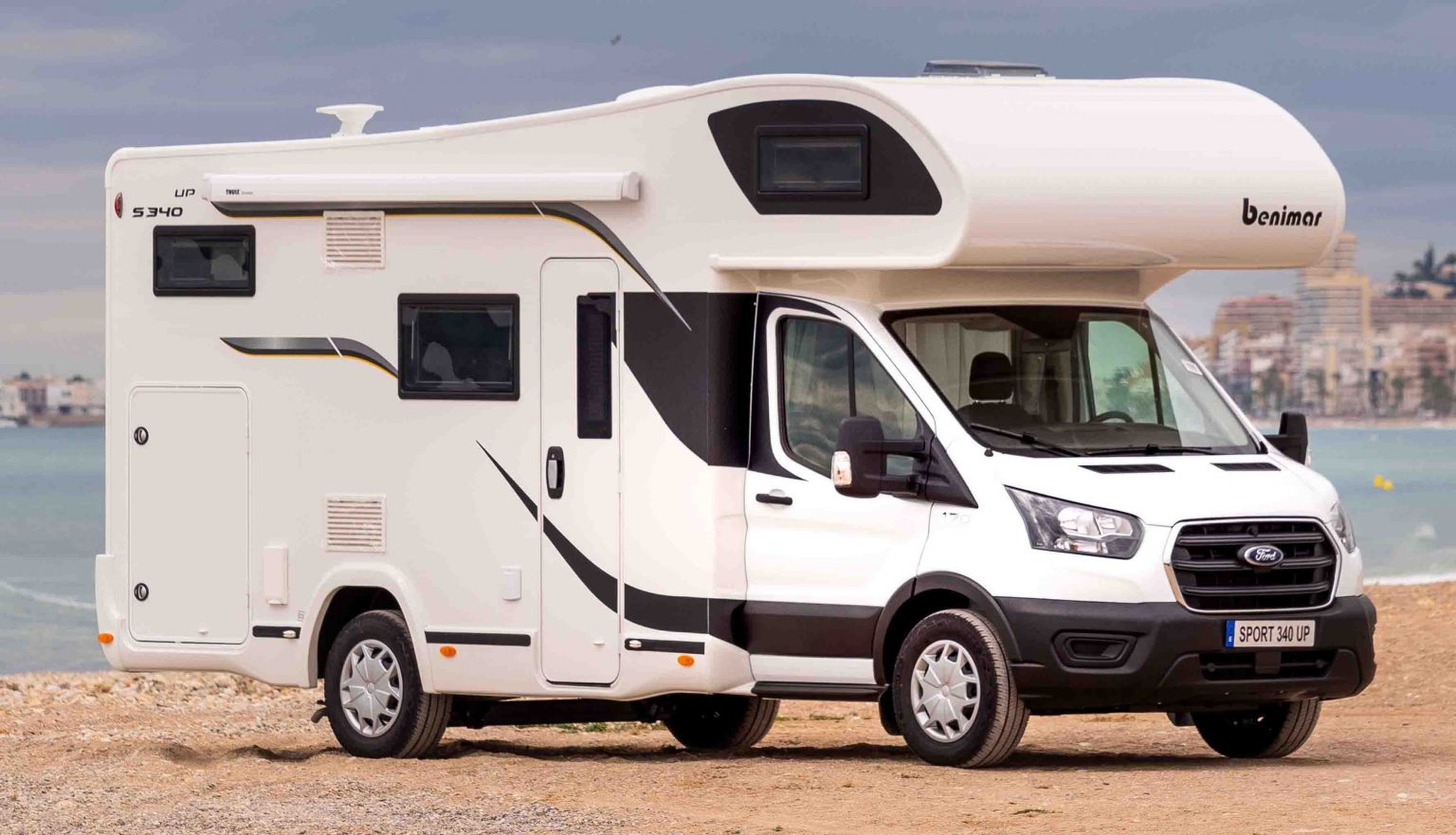 Alquiler de autocaravanas capuchinas con cama transversal